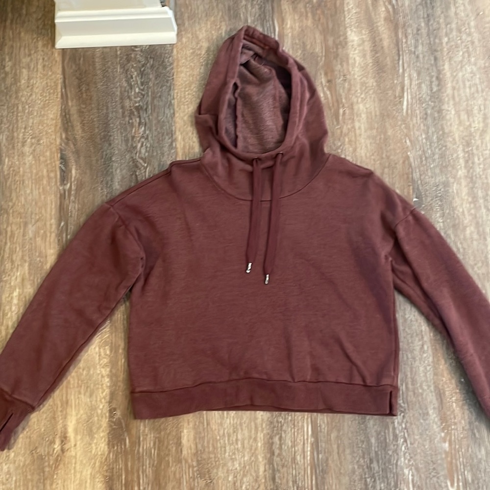 Hooded turtleneck cut sweatshirt.